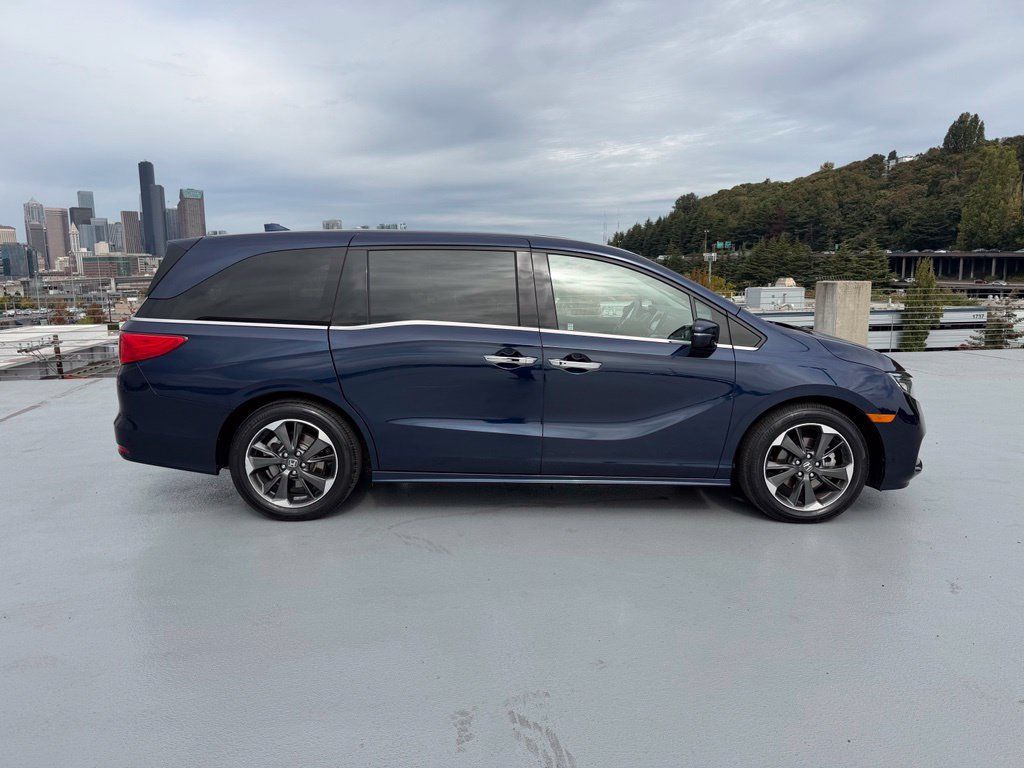 Used 2023 Honda Odyssey Elite image 2