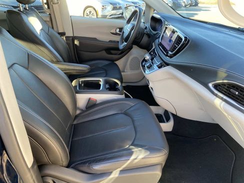 Certified 2022 Chrysler Pacifica Touring-L image 21