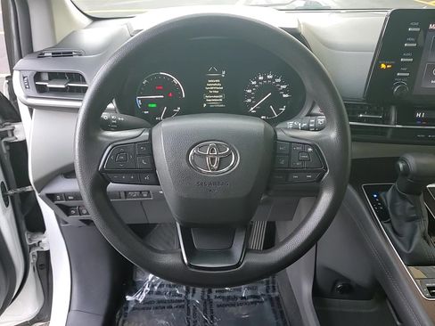 Used 2022 Toyota Sienna LE image 13