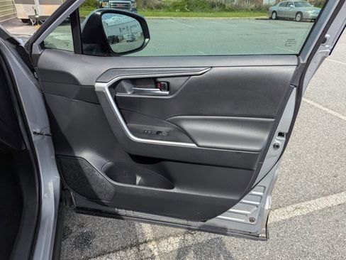 Used 2021 Toyota RAV4 XLE w/ Convenience Package image 24