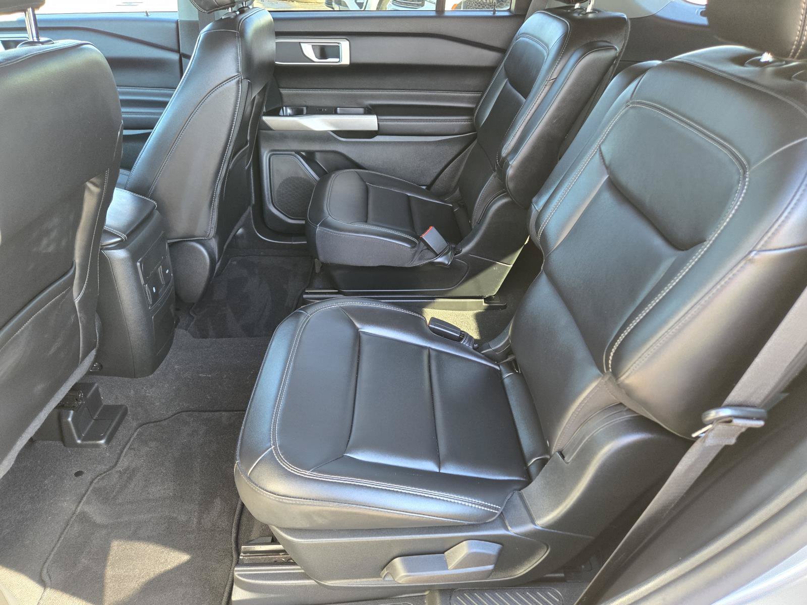 Used 2023 Ford Explorer XLT w/ Equipment Group 202A RWD image 18