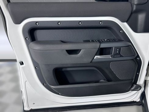 Used 2023 Land Rover Defender 110 X-Dynamic SE image 11