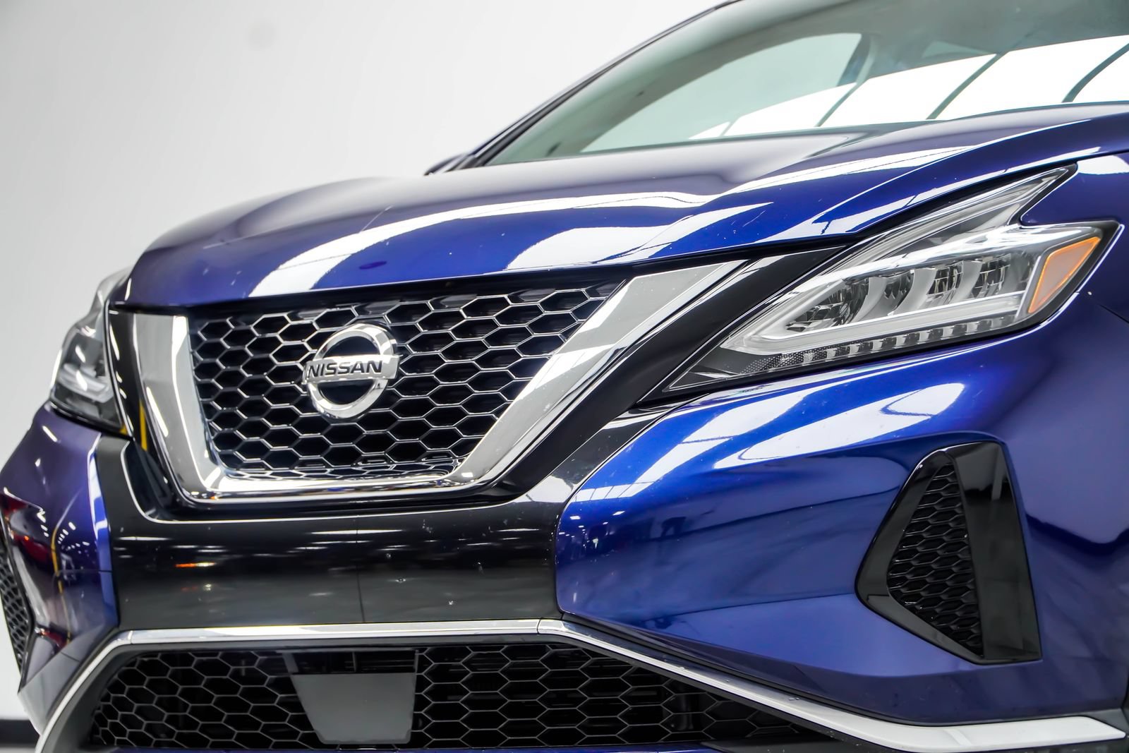 Used 2019 Nissan Murano SV w/ Cargo Package FWD image 2