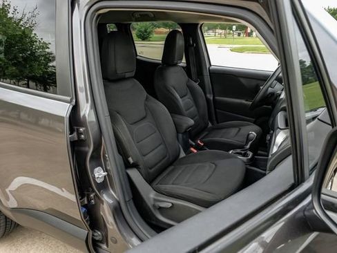 Used 2018 Jeep Renegade Latitude FWD image 37
