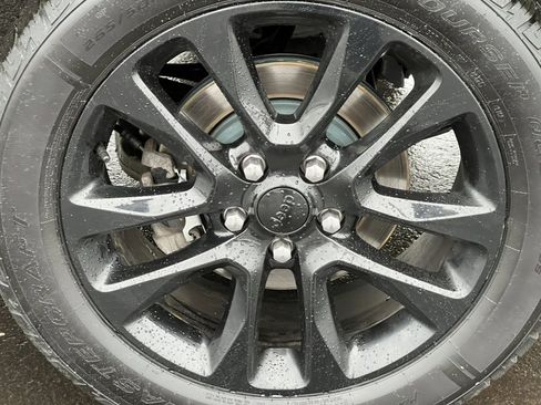 Used 2022 Jeep Grand Cherokee Laredo X image 7