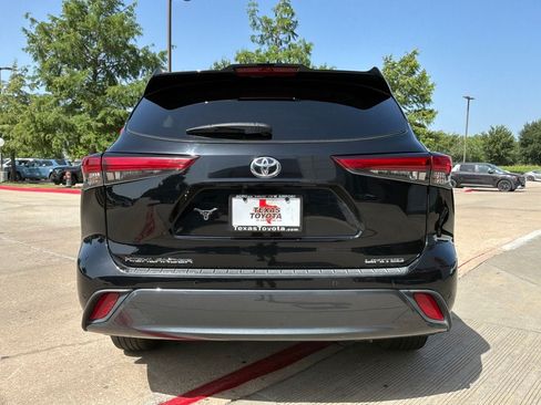 Used 2023 Toyota Highlander Limited FWD image 7