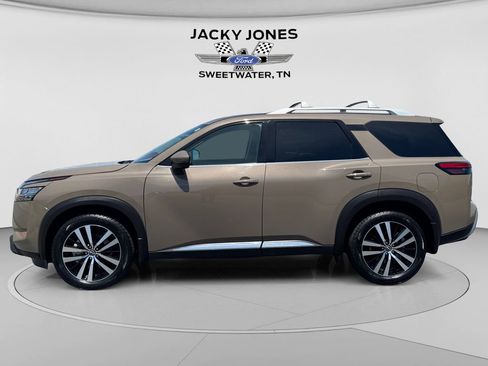 Used 2024 Nissan Pathfinder Platinum w/ Cargo Package AWD/4WD image 2