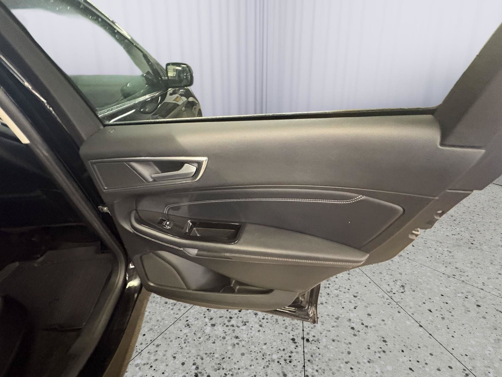 Used 2018 Ford Edge Titanium w/ Equipment Group 301A AWD/4WD image 17