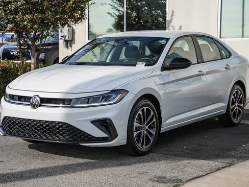 Used 2025 Volkswagen Jetta Sport image 3