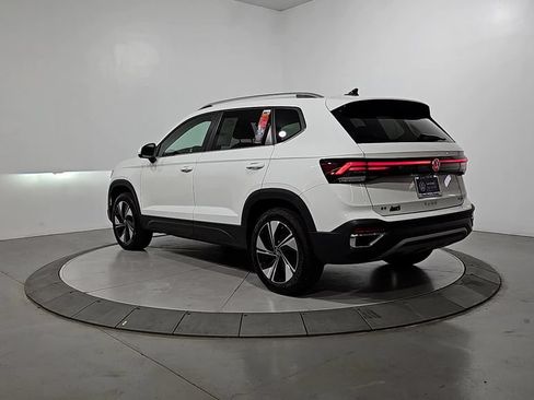 Used 2025 Volkswagen Taos SE w/ Panoramic Sunroof Package AWD/4WD image 3