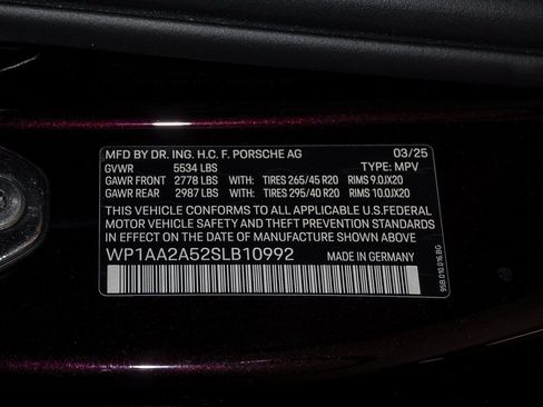 Certified 2025 Porsche Macan image 30