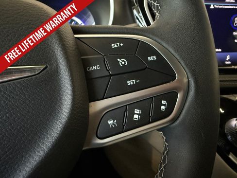 Used 2024 Chrysler Pacifica Limited FWD image 38