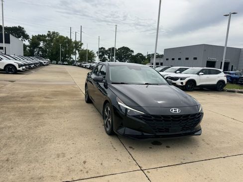 Used 2023 Hyundai Elantra SEL w/ Convenience Package FWD image 9