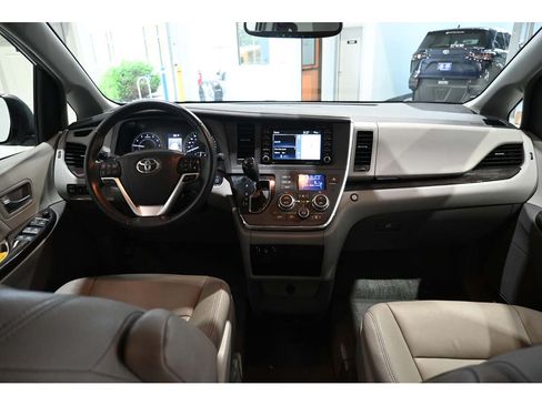 Used 2019 Toyota Sienna XLE w/ XLE Navigation Package FWD image 22