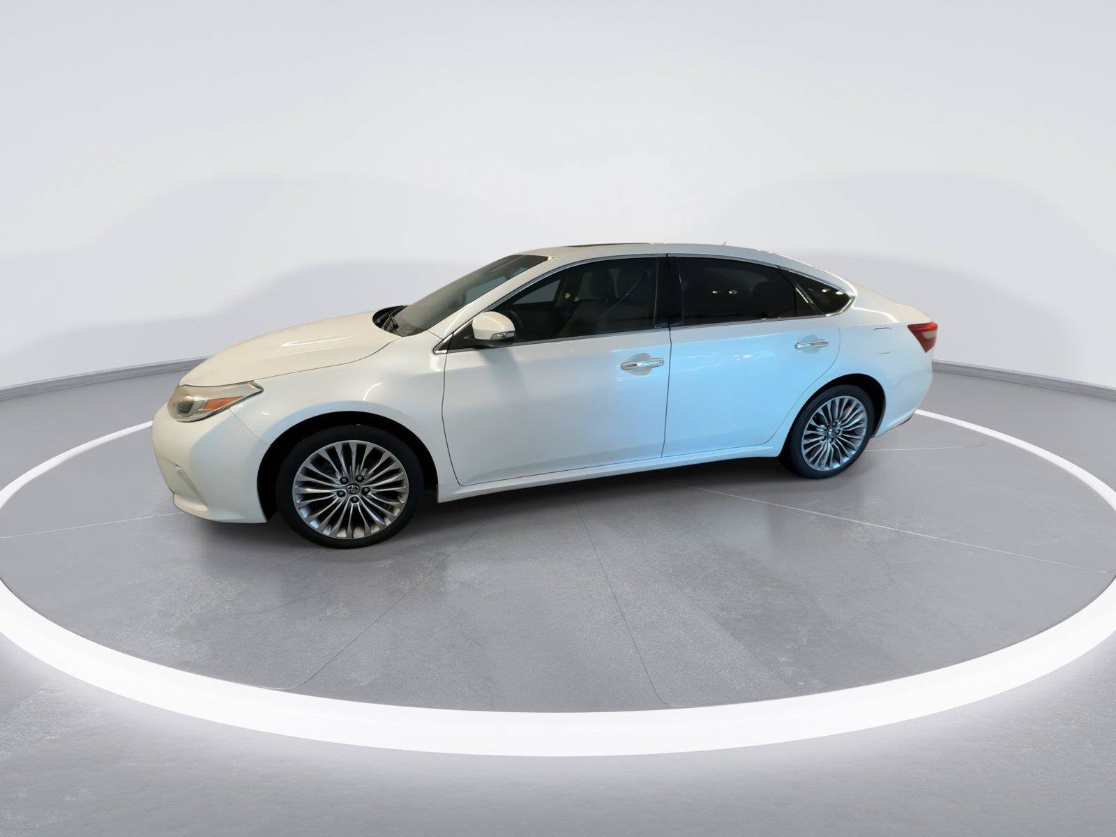 Used 2018 Toyota Avalon Limited FWD image 4