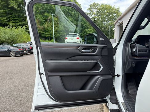 Certified 2025 Nissan Armada Platinum Reserve AWD/4WD image 7
