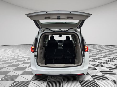 Used 2024 Chrysler Pacifica Touring-L image 21