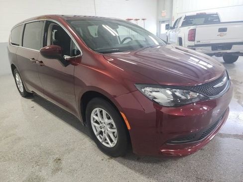 Used 2022 Chrysler Voyager LX image 6
