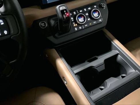 Certified 2025 Land Rover Defender 130 X-Dynamic SE AWD/4WD image 19