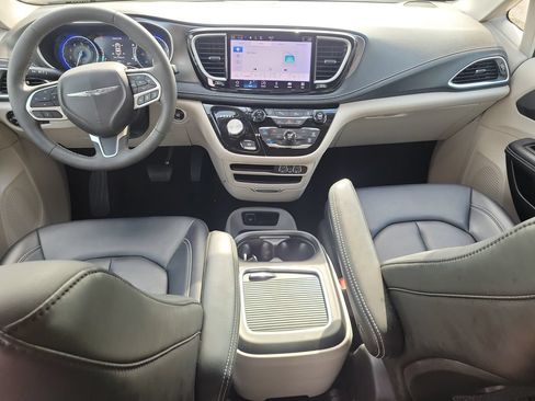 Used 2024 Chrysler Pacifica Touring-L w/ Road Tripper Package FWD image 11