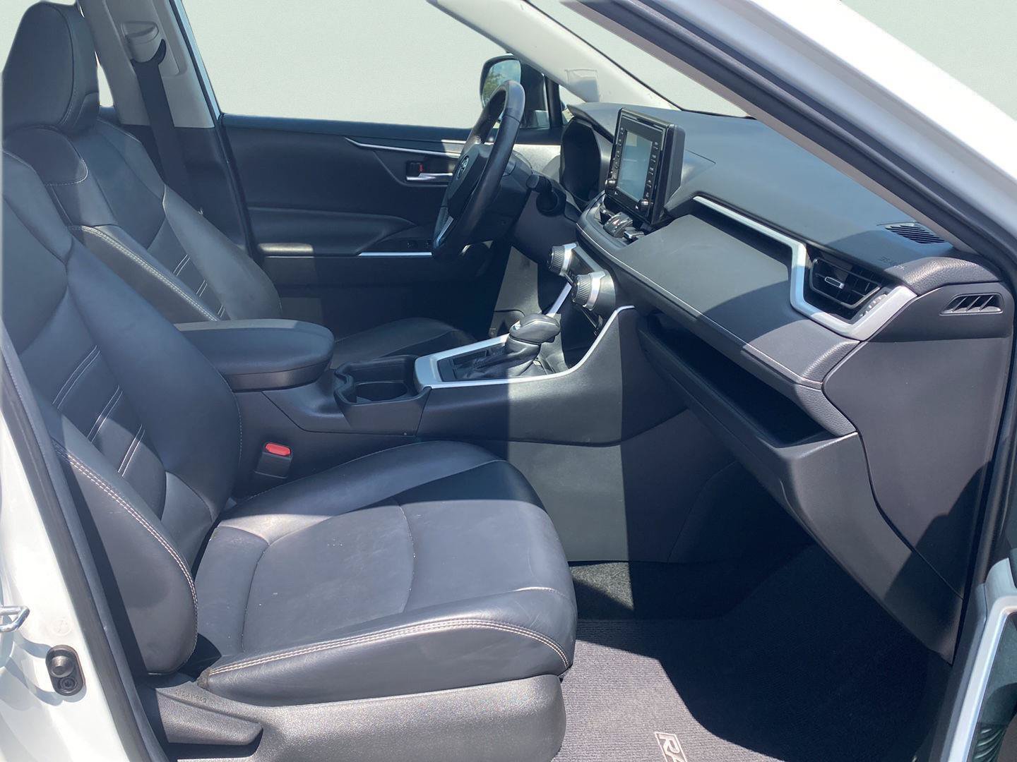 Used 2020 Toyota RAV4 XLE Premium FWD image 33