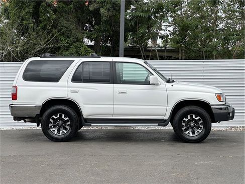 Used 2000 Toyota 4Runner SR5 AWD/4WD image 9