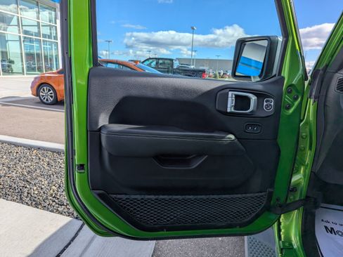 Used 2019 Jeep Wrangler Unlimited Sahara w/ Dual Top Group AWD/4WD image 10