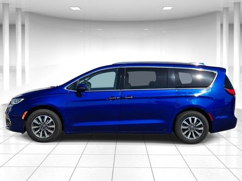 Used 2021 Chrysler Pacifica Touring-L FWD image 6