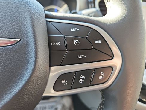 Used 2024 Chrysler Pacifica Limited FWD image 26