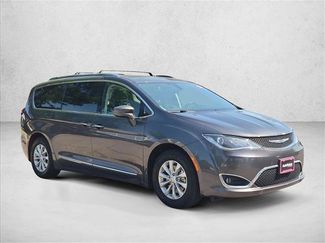 Used 2018 Chrysler Pacifica Touring-L FWD video 3