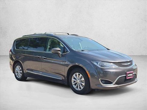 Used 2018 Chrysler Pacifica Touring-L FWD image 3