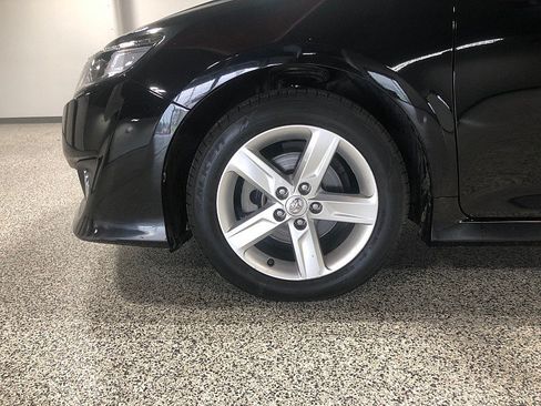 Used 2014 Toyota Camry SE FWD image 9