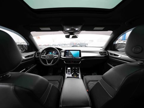 Used 2024 Volkswagen Atlas Cross Sport SE image 19