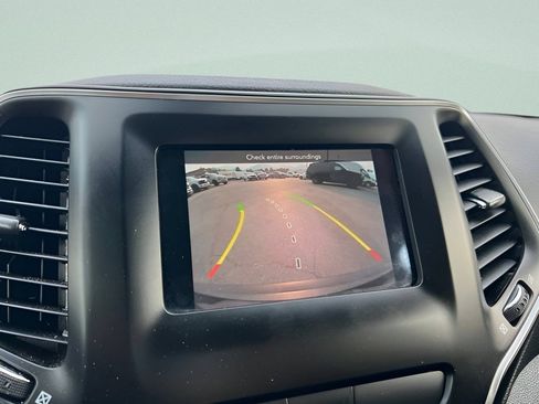 Used 2019 Jeep Cherokee Latitude w/ Popular Appearance Group AWD/4WD image 25