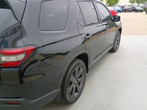 Used 2025 Honda Pilot Sport image 6