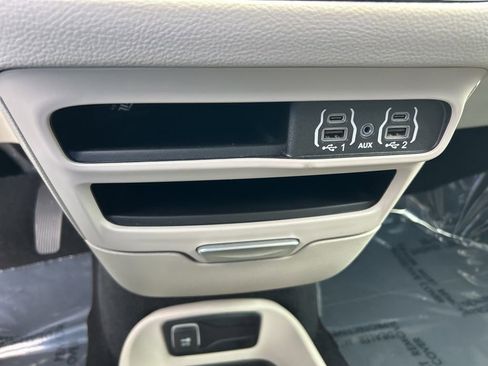 Used 2024 Chrysler Pacifica Touring-L image 41