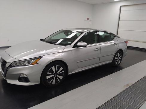 Used 2019 Nissan Altima 2.5 SL FWD image 2