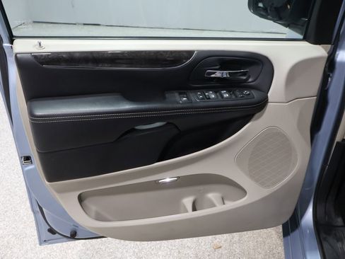 Used 2013 Chrysler Town & Country Touring image 11