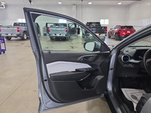 Used 2025 Chevrolet Trax LT w/ Driver Confidence Package FWD image 23