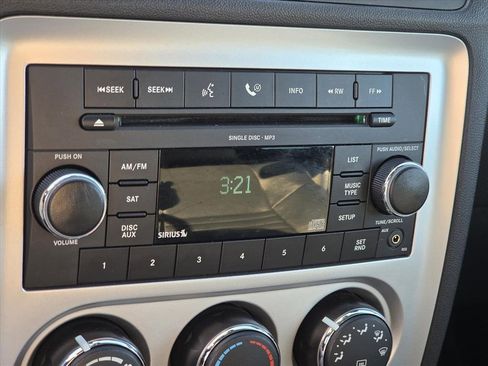 Used 2009 Dodge Challenger SE image 3