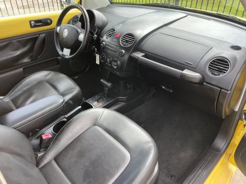 Used 2009 Volkswagen Beetle Coupe FWD image 16