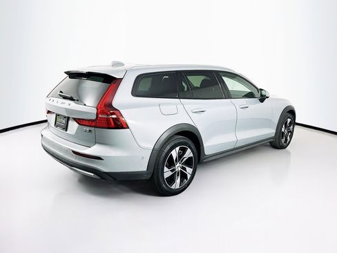 Used 2025 Volvo V60 B5 Cross Country Plus image 9