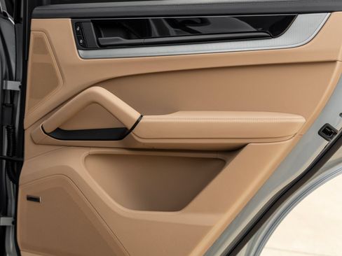Certified 2026 Porsche Cayenne Coupe AWD/4WD image 35