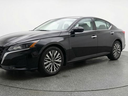 Used 2025 Nissan Altima 2.5 SV image 3
