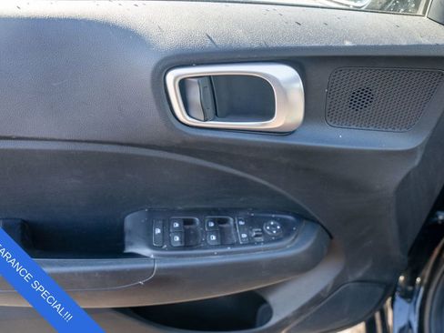 Used 2024 Hyundai Venue SEL image 17