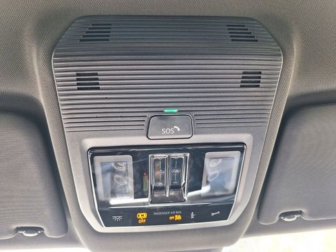 Used 2025 Volkswagen Atlas Cross Sport SE image 19