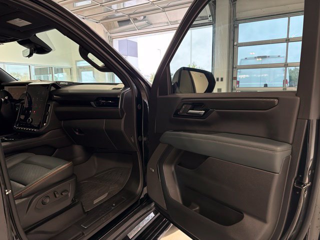 Used 2025 GMC Yukon XL AT4 w/ AT4 Premium Package AWD/4WD image 28