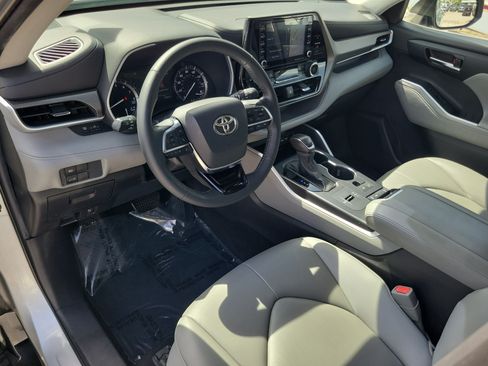 Used 2021 Toyota Highlander XLE FWD image 8