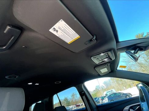 Used 2023 Chevrolet Traverse LT image 14