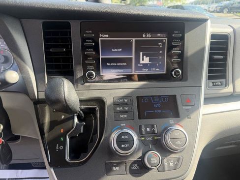 Used 2020 Toyota Sienna L FWD image 15